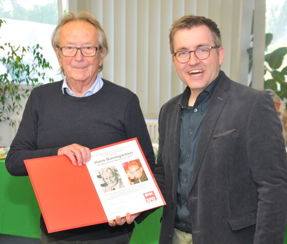 Kreisvorsitzender Dr. Florian Hofmann zeichnet Hans Baumgärtner mit der Willy Brandt Medaille aus